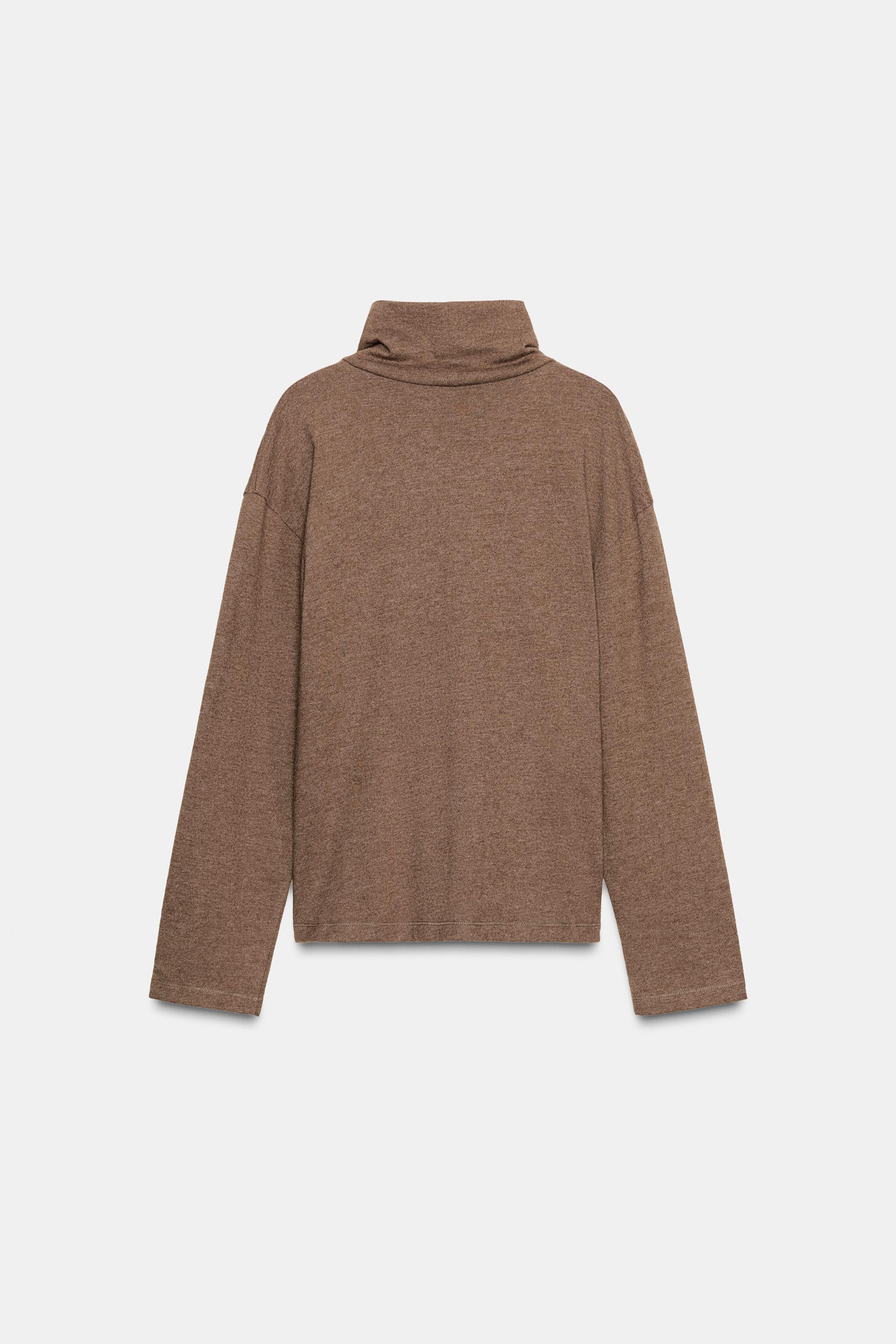 TOP DOUX AVEC DÉCOR MÉTALLIQUE